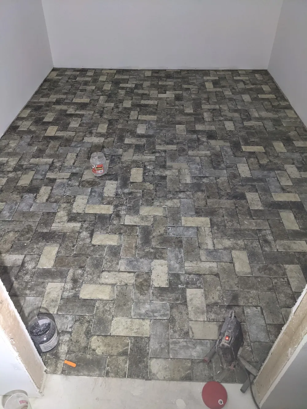 tile installation with decorative design stone design